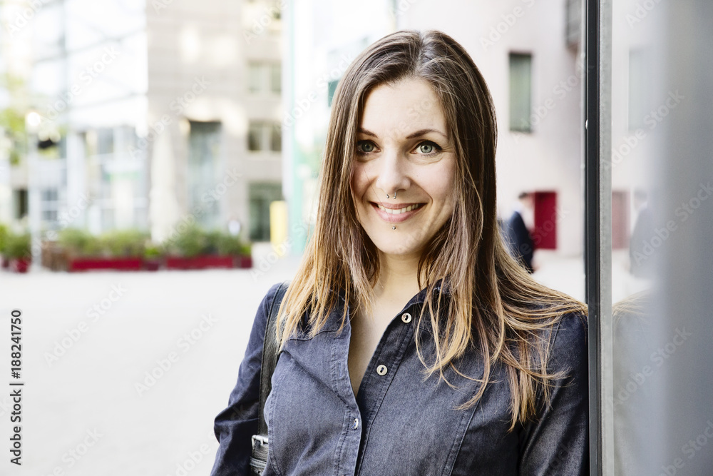 junge Frau mit langem Haar und Piercings, Portrait junge Frau mit langem Haar und Piercings, Portrait