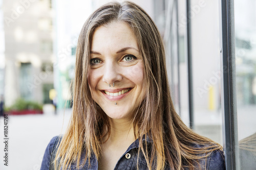 junge Frau mit langem Haar und Piercings, Portrait photo