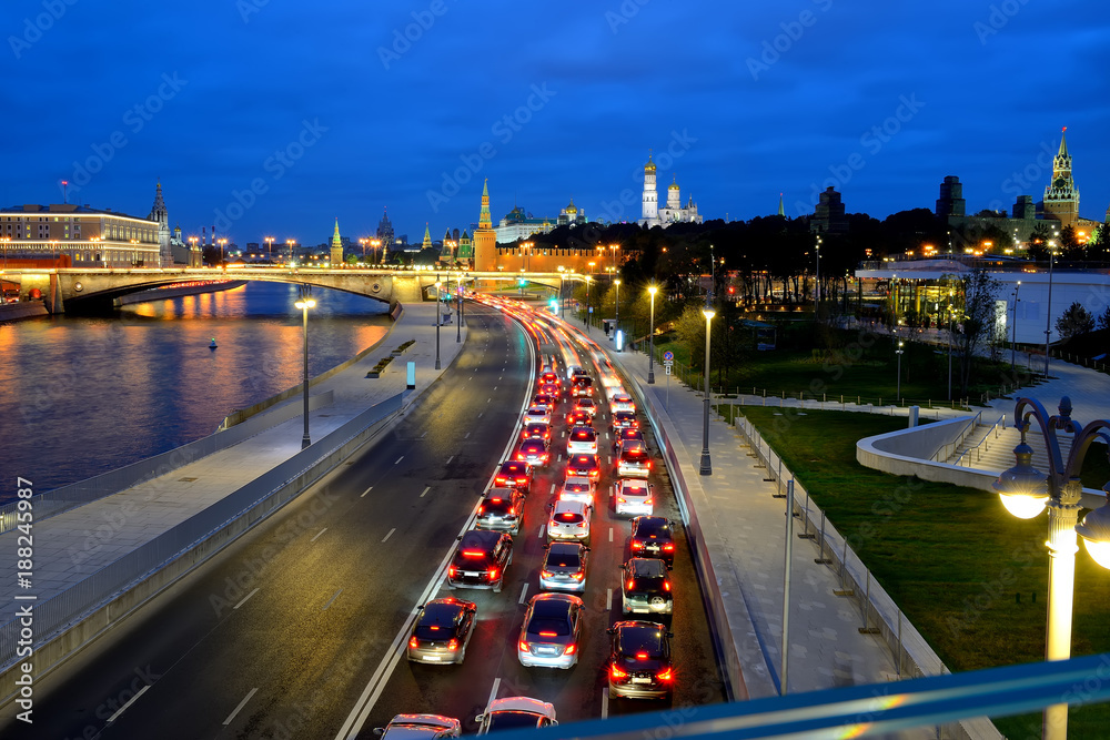 Fototapeta premium Evening stopper traffic jam near the Kremlin.