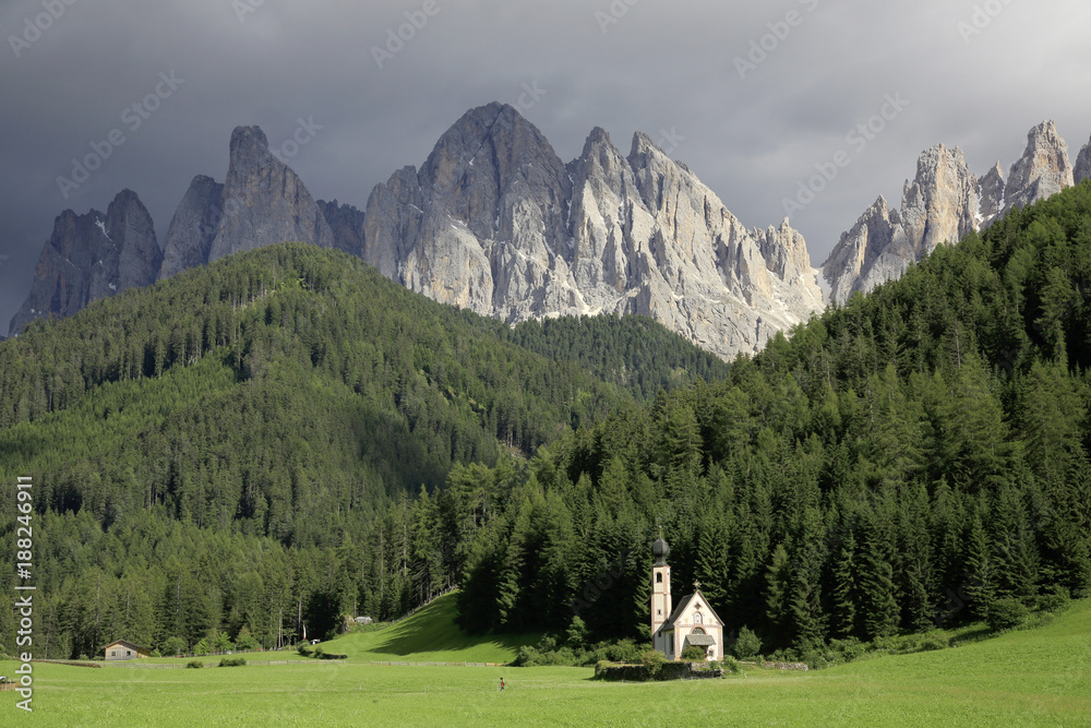 Geislerspitzen mit Kapelle St. Johann im Villnösstal, Südtirol, Italien, Europa