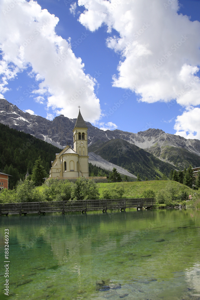 Kapelle St. Gertraud in Sulden mit Ortler Massiv und Bergsee, Südtirol, Italien, Europa