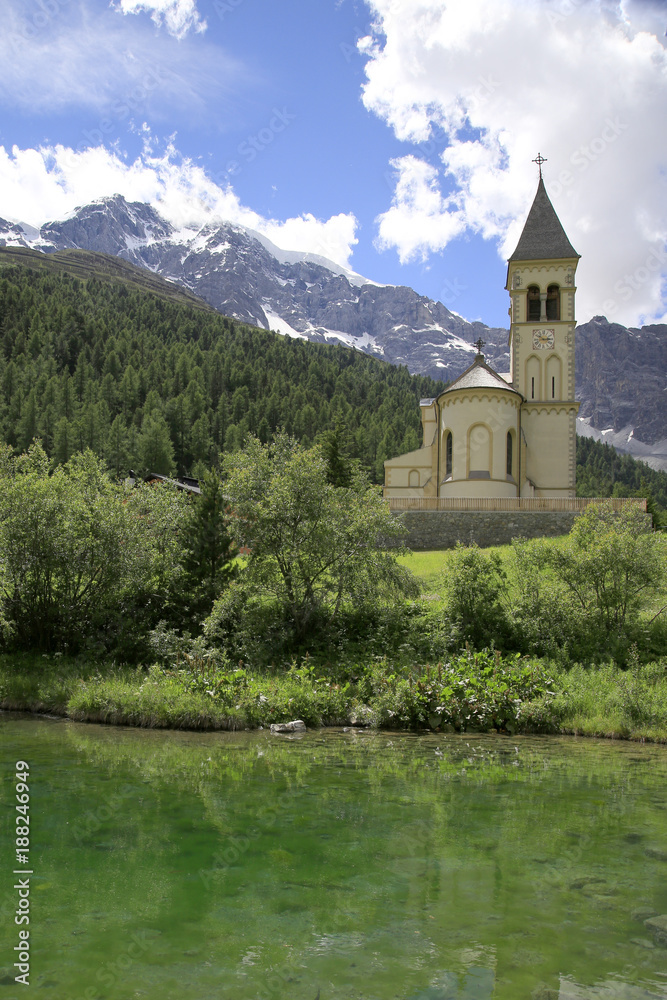 Kapelle St. Gertraud mit Ortler Gebirge und See, Sulden, Südtirol, Italien, Europa
