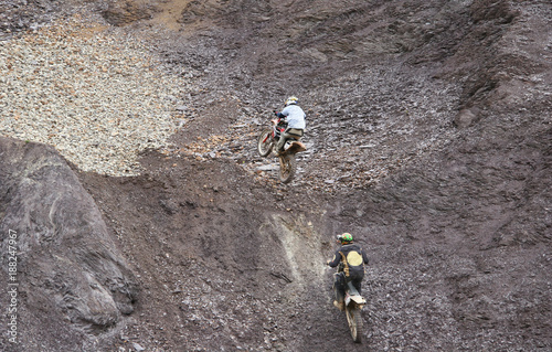 Motocrossfahrer am Steilhang