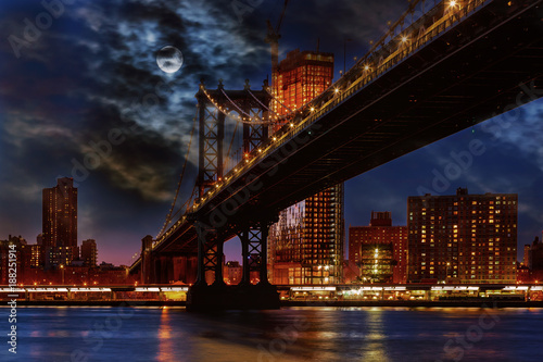 Fototapeta Naklejka Na Ścianę i Meble -  Manhattan Bridge illuminated at dusk very long exposure