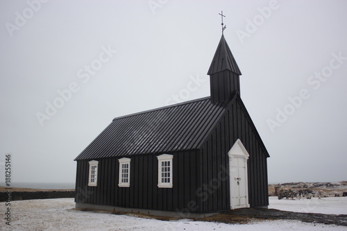 Schwarze Kapelle im weißen Nichts