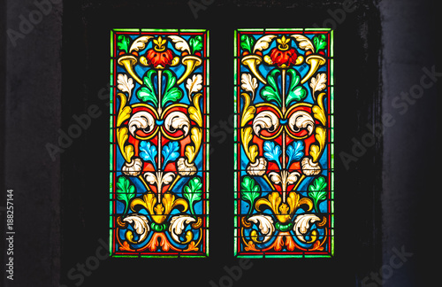 Foto coloured stained glass in dark background