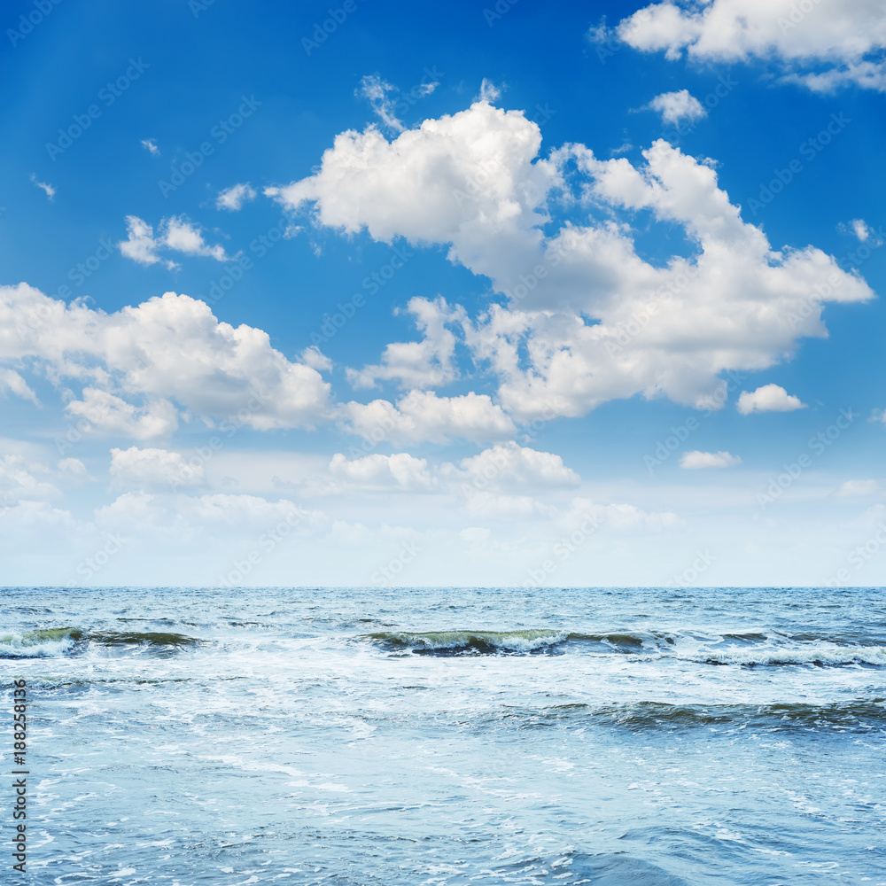 Obraz premium blue sky with waves and clouds over it