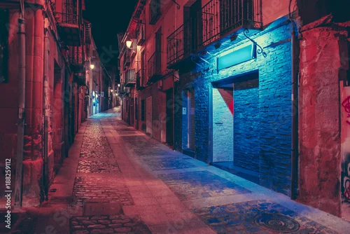 Obraz Samochód na ciemnej ulicy w nocy