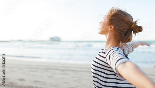 Plakat szczęśliwa kobieta cieszyć się wolnością z otwartymi rękami na morzu