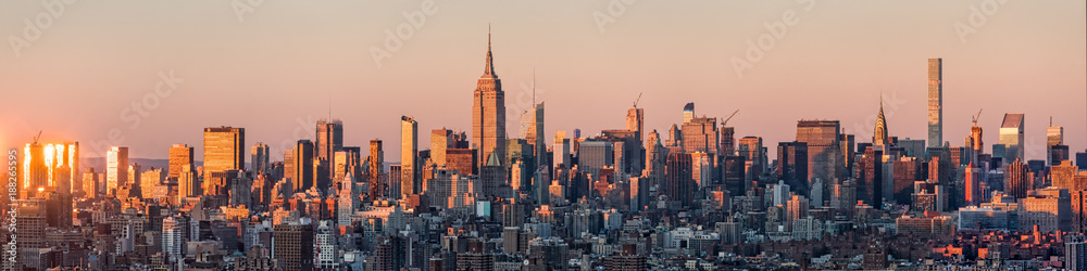 New York Skyline Panorama bei Sonnenuntergang, USA