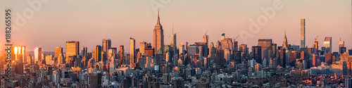 New York Skyline Panorama bei Sonnenuntergang  USA