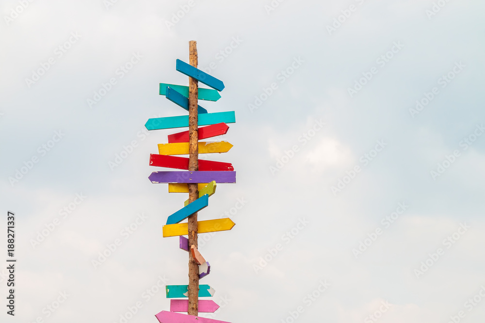 Colorful wooden direction arrow signs - obrazy, fototapety, plakaty 