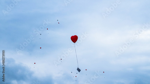 Herzluftballons Hochzeit mit Briefen fliegen in den Himmel