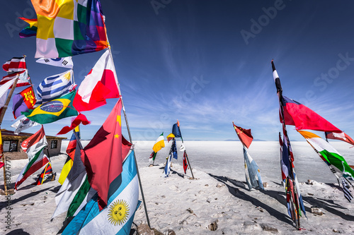 Photographie Uyuni Salt Flats - July 20, 2017: Flags landmark at the Uyuni Salt Flats, Bolivi