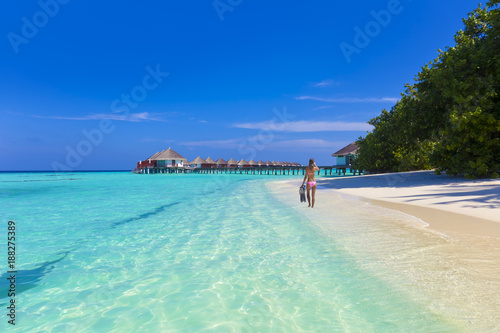 Bikinimodel beim schnorcheln auf den Malediven © Composer