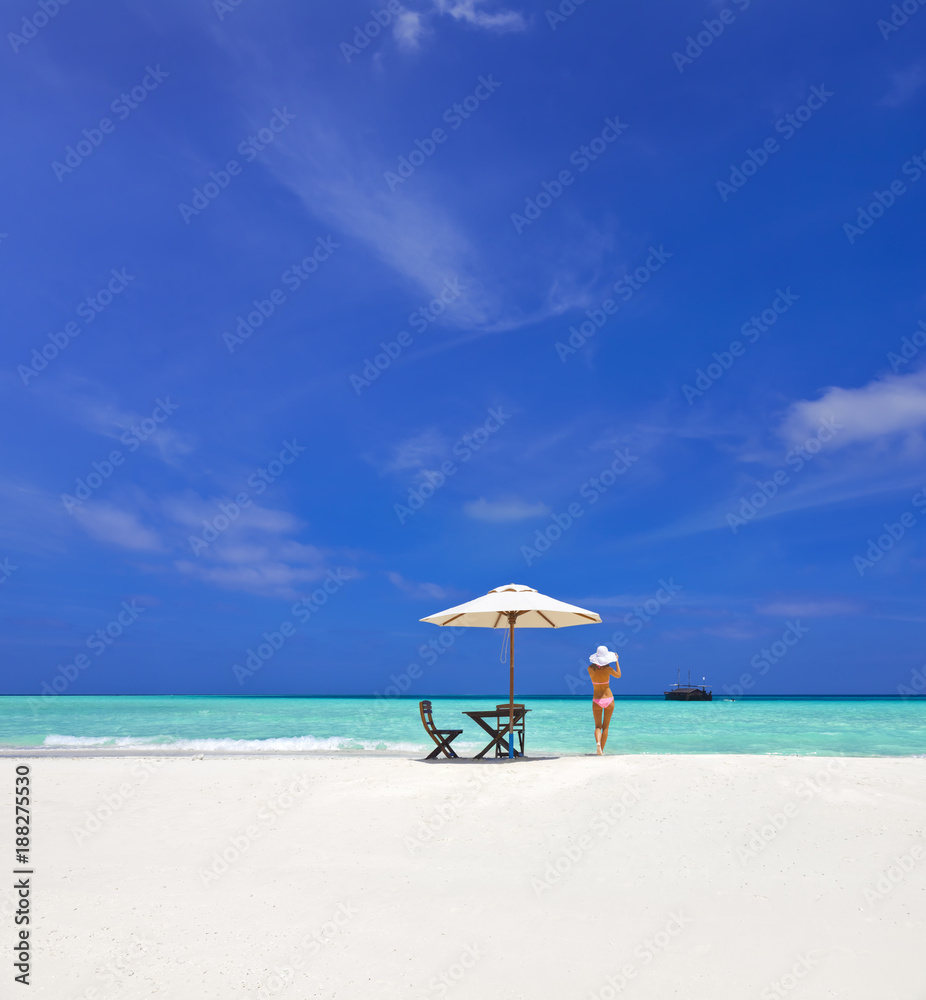 Bikinimodel auf einer einsamen Malediveninsel
