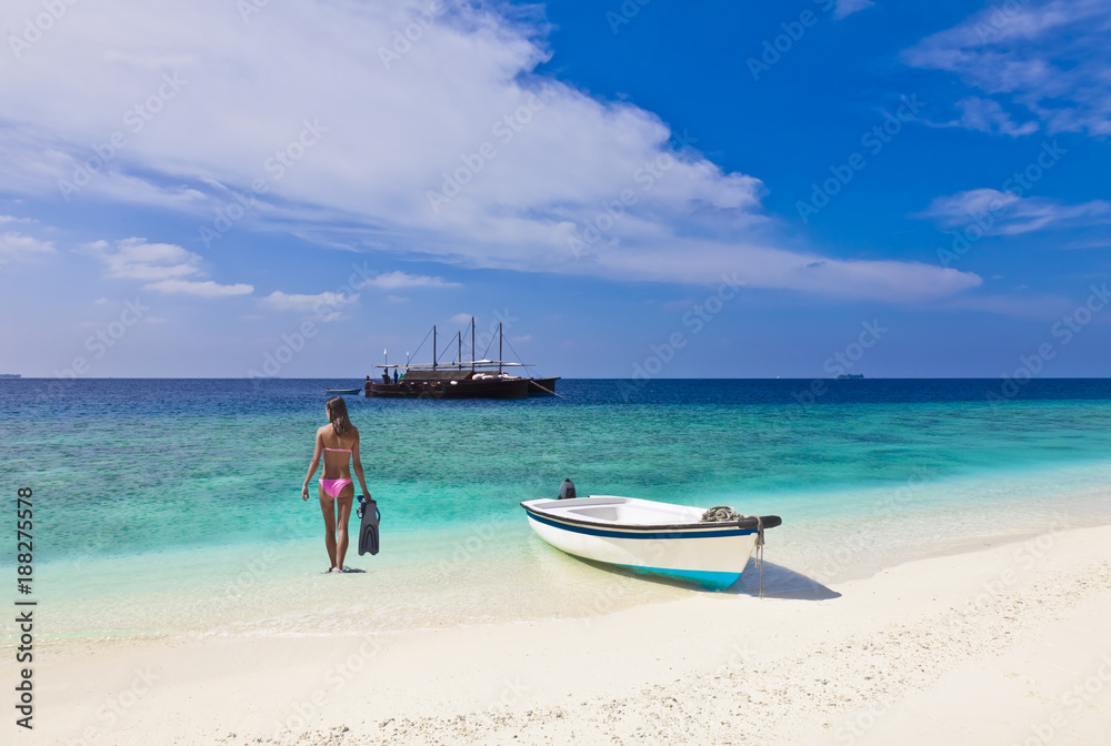 Bikinimodel beim schnorcheln auf den Malediven