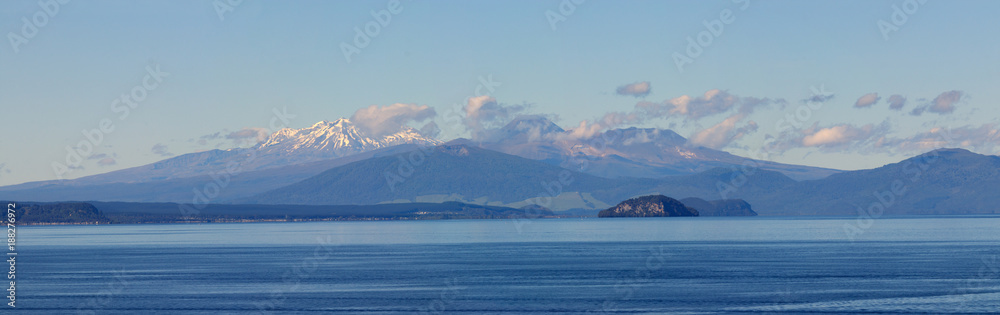 Lake Taupo, volcanoes 