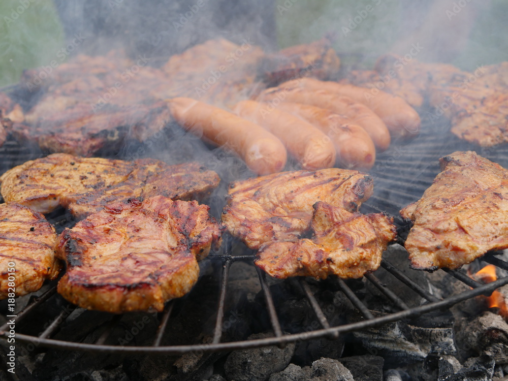Grillfleisch auf Holzkohlegrill Grillfleisch auf Holzkohlegrill