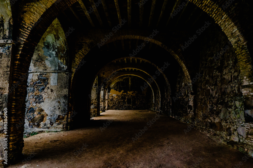 Tunel abandonado, antigo