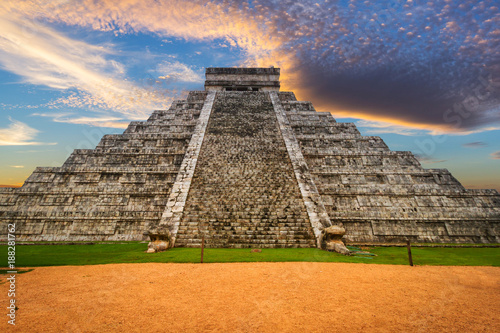 Obraz na płótnie Kukulkan pyramid in Chichen Itza at sunset, Mexico w salonie