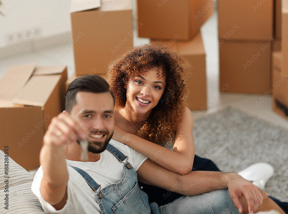 Obraz premium Young couple with a key to a new apartment.