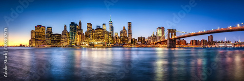 New York City skyline Panorama mit Brooklyn Bridge © eyetronic