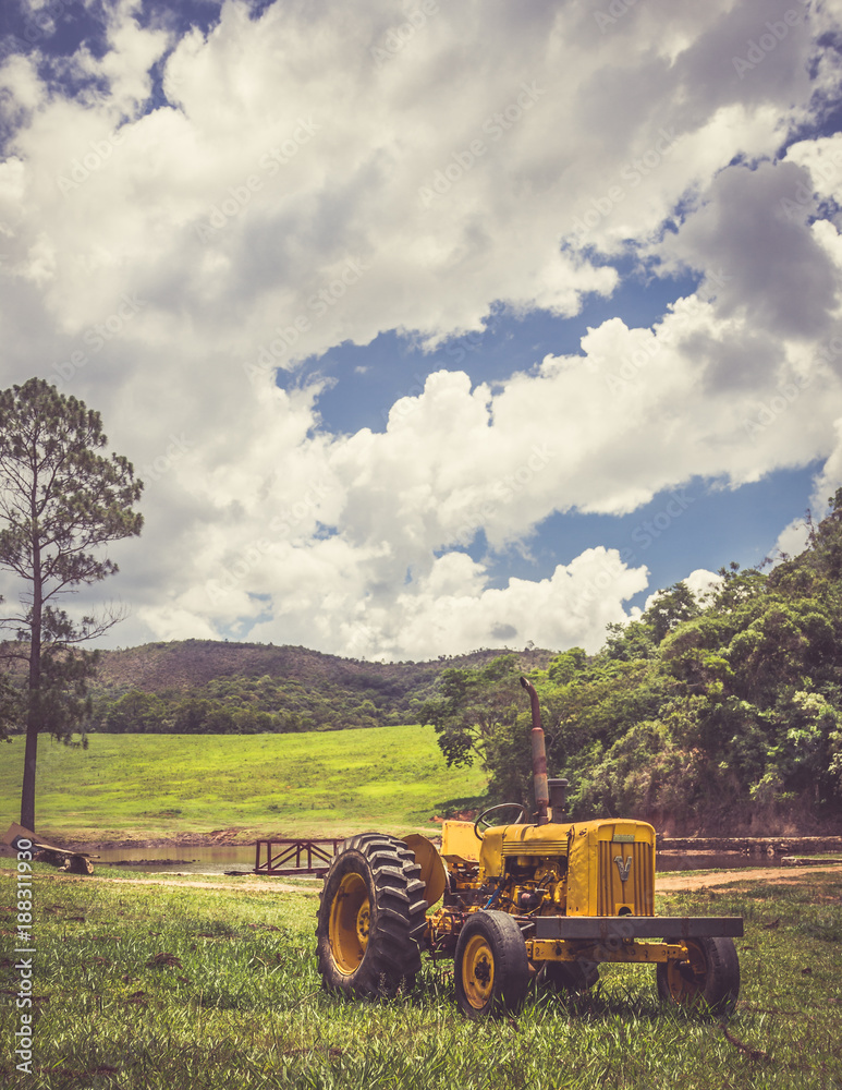 Fototapeta premium trator no campo