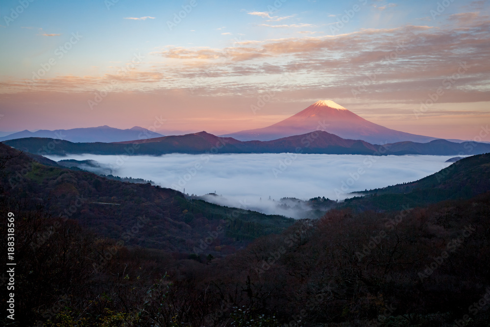 Fototapeta premium Mt.fuji and sea of mist above lake ashi at Hakone in autumn early morning
