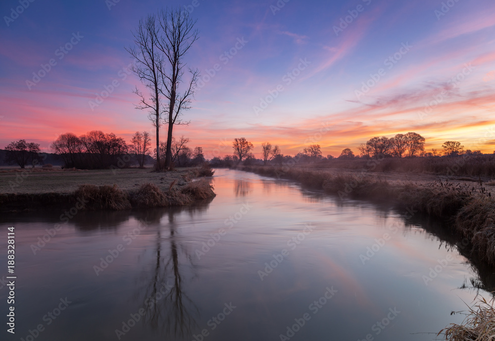 Nebliger Sonnenaufgang am Fluss im Spätherbst