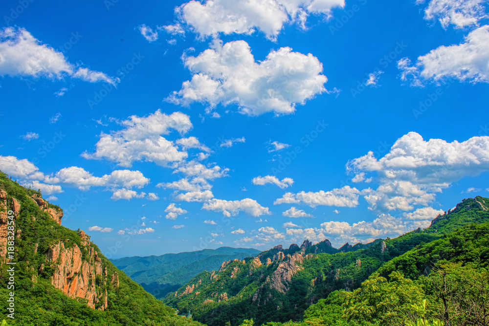 Obraz premium The scenery of Mount Seorak in the osaek.