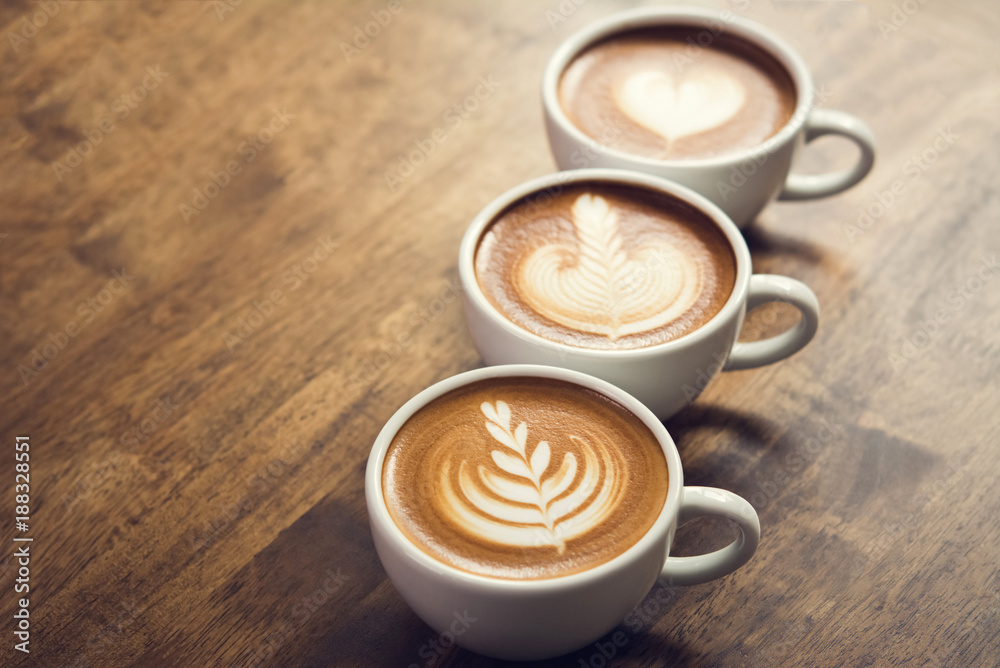 Fototapeta Piękne kawy latte art na stole