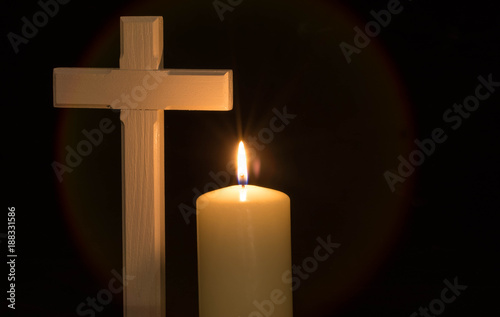 Kerze mit Kreuz, Textfreifläche