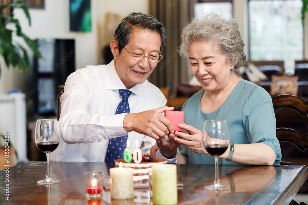The old couple to celebrate the diamond wedding