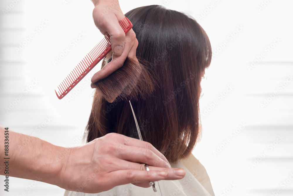 Naklejka premium ミディアムヘアのカット