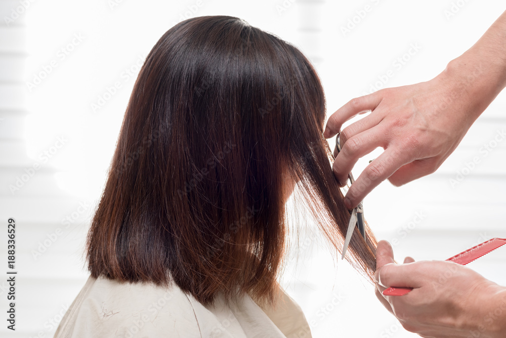 Naklejka premium ミディアムヘアのカット