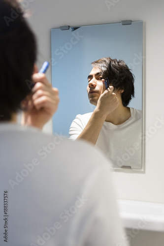 Fototapeta Naklejka Na Ścianę i Meble -  髭を剃る男性