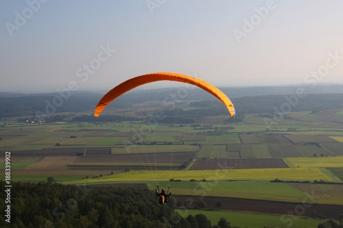 Gleitschirmflieger über dem Hesselberg, Bayern, Deutschland