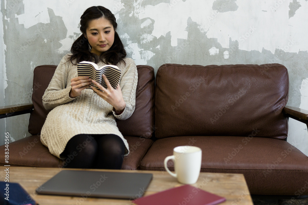 本を読む女性 本を読む女性