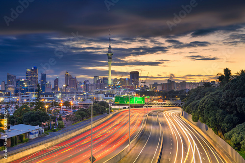 Obraz na płótnie Auckland. Cityscape image of Auckland skyline, New Zealand at sunrise. w salonie