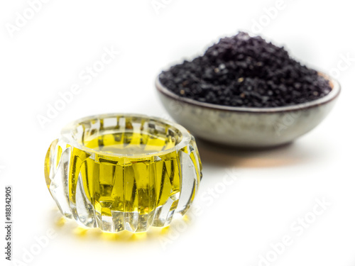 Schwarzkümmelöl mit Samen