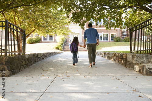 Foto Father Dropping Off Daughter In Front Of School Gates