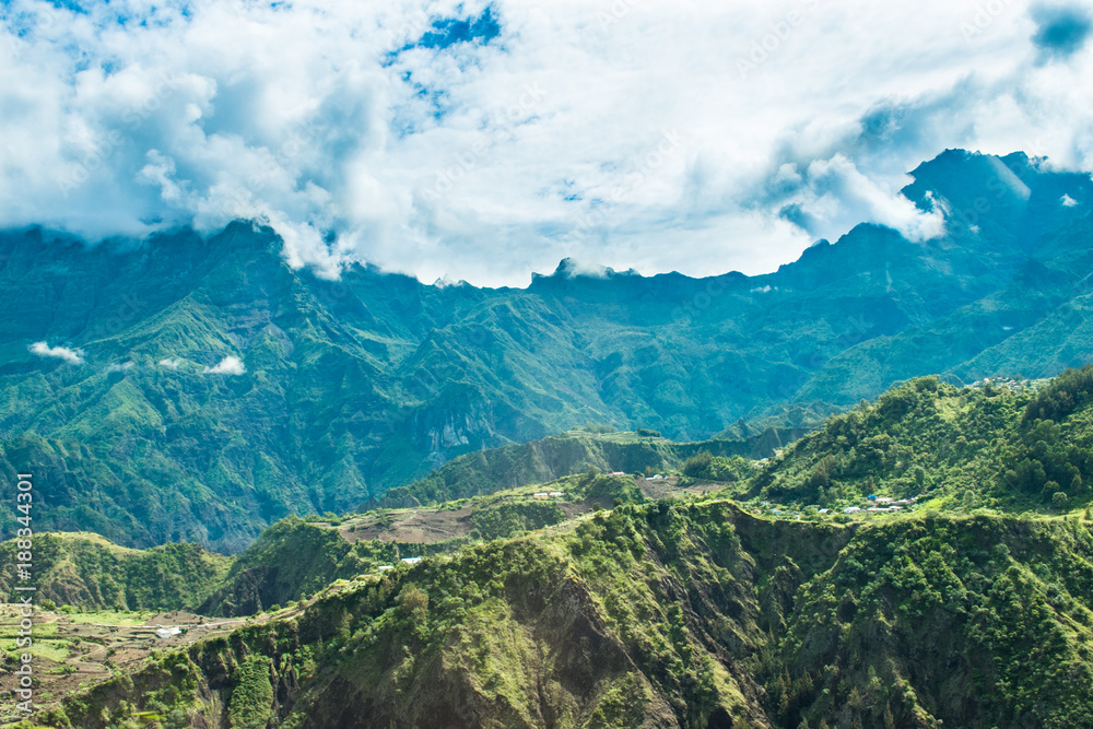 Obraz premium Montagnes et brumes