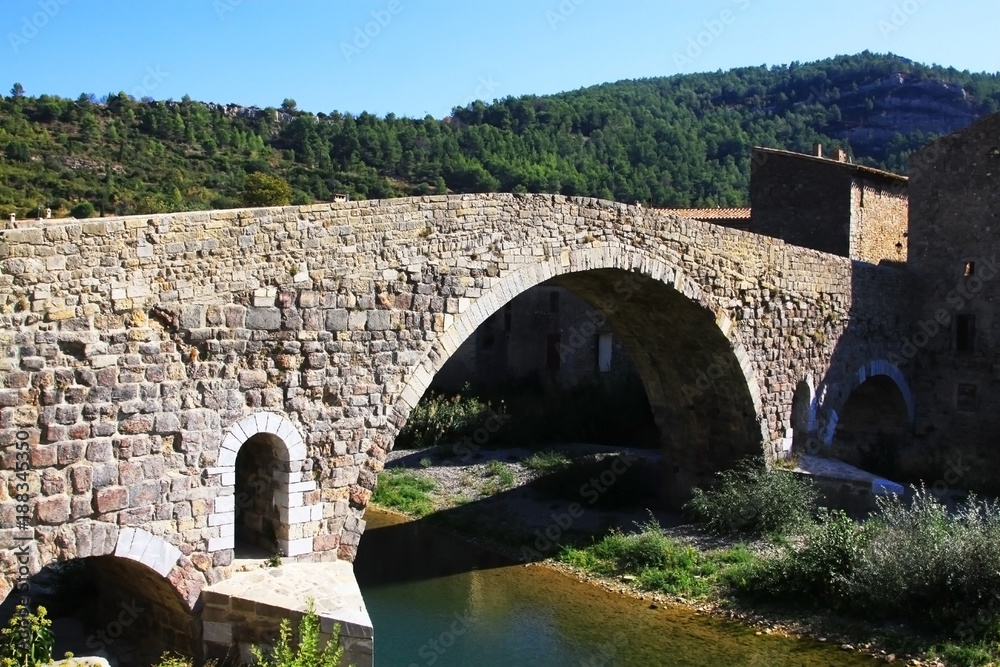 alte Steinbrücke in Grasse, Südfrankreich