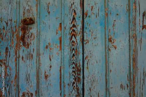Rustikale verwitterte blaue Holzbretter © kebox