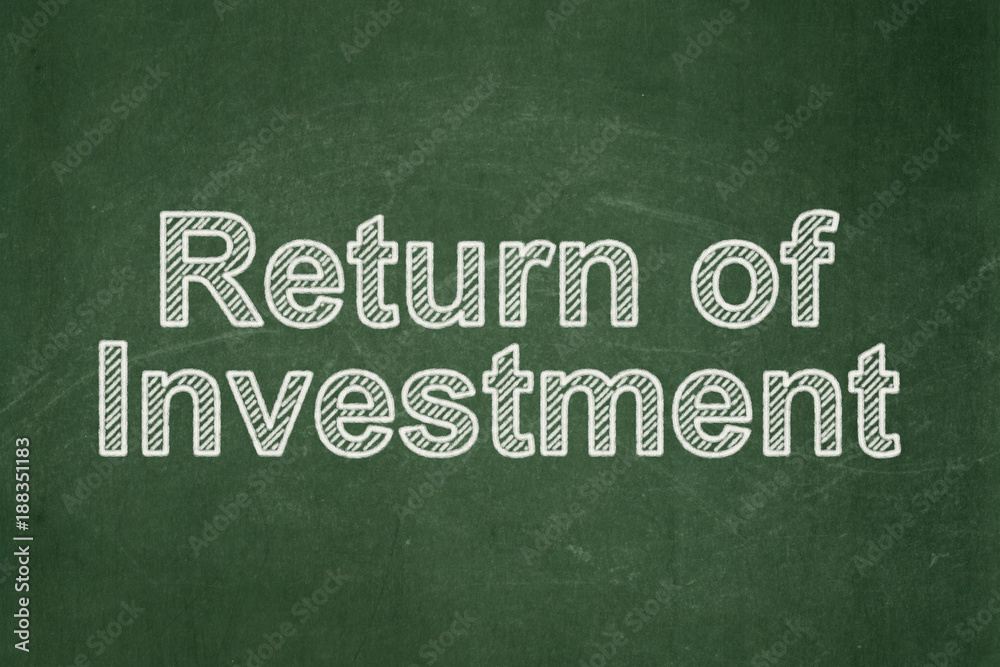 Obraz premium Finance concept: text Return of Investment on Green chalkboard background