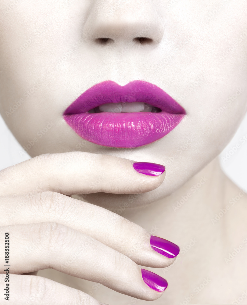 Naklejka premium pink mouth and polish close-up