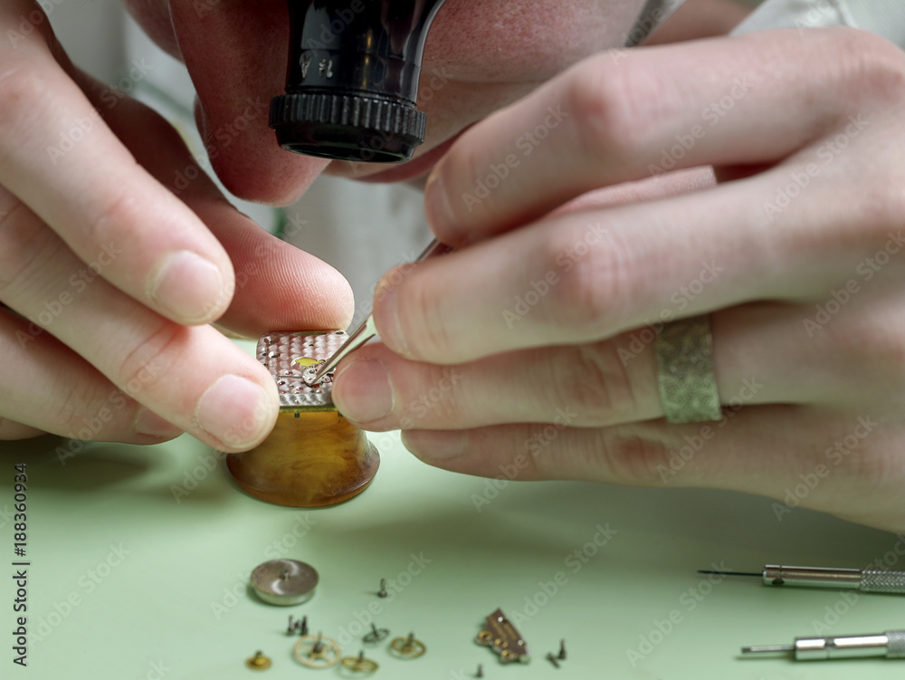 Fototapeta premium Uhrmacher, Uhr in Reparatur 