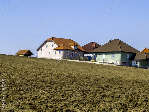 Neu gebaute Häuser am Land, Feld, Acker, Österreich, NIederös photo