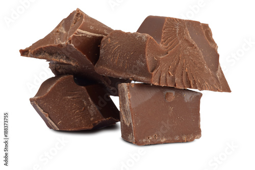 Gebrochene Schokolade Stück Nahaufnahme isoliert auf weiß 